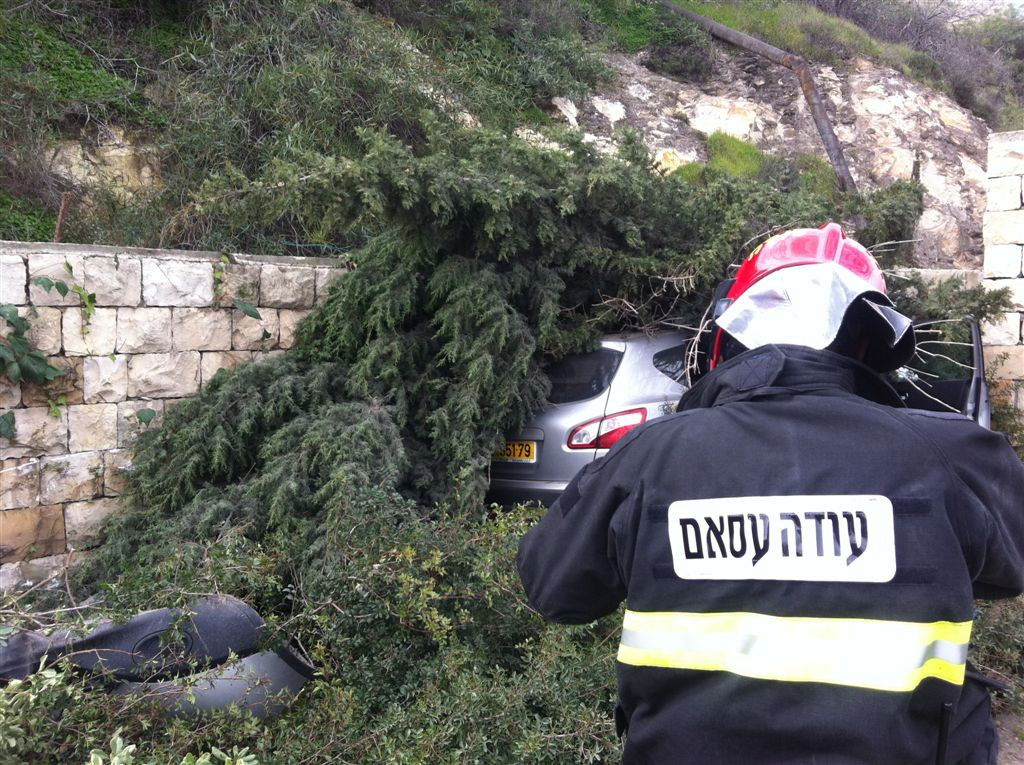 תמונות: רכב התגנש בעצים ובצינור מים