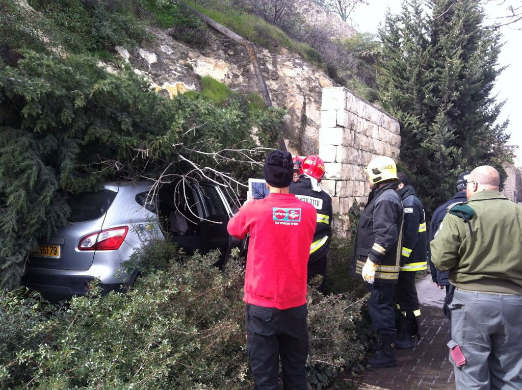 תמונות: רכב התגנש בעצים ובצינור מים