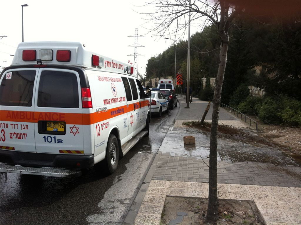 תמונות: רכב התגנש בעצים ובצינור מים