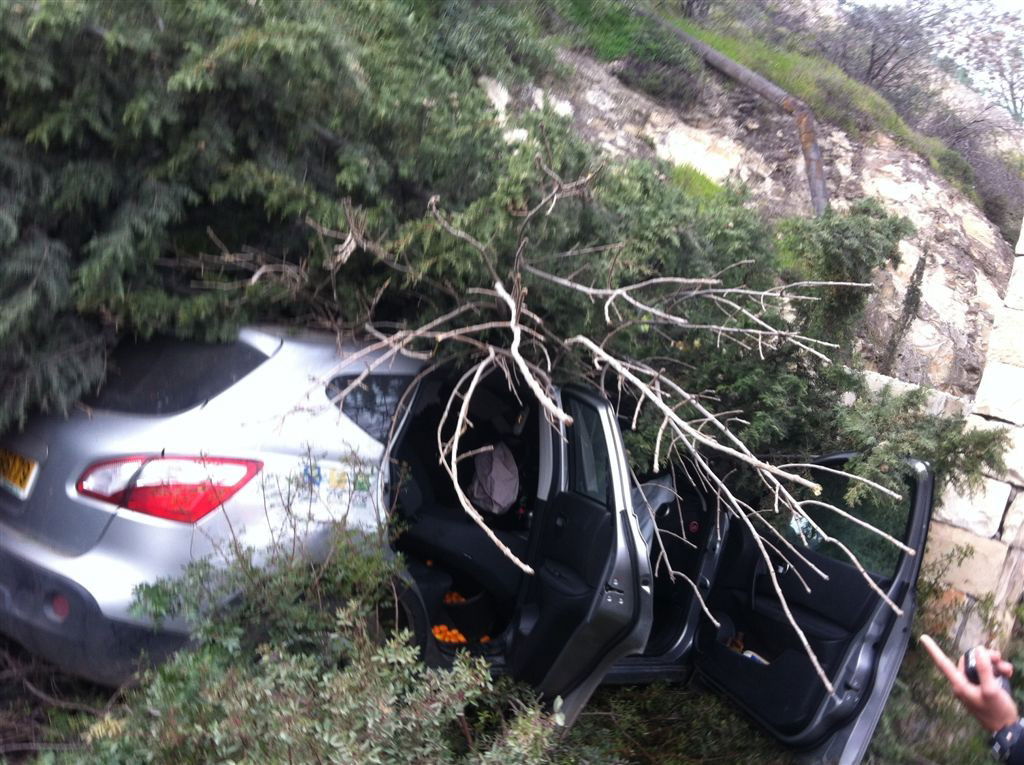 תמונות: רכב התגנש בעצים ובצינור מים