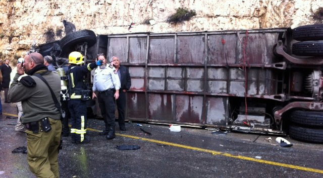 7 ילדים פלסטינים נהרגו בהתהפכות אוטובוס