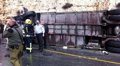 7 ילדים פלסטינים נהרגו בהתהפכות אוטובוס