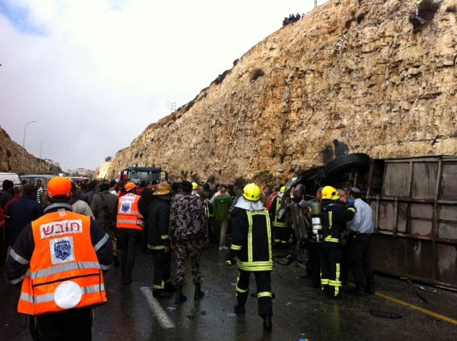 7 ילדים פלסטינים נהרגו בהתהפכות אוטובוס