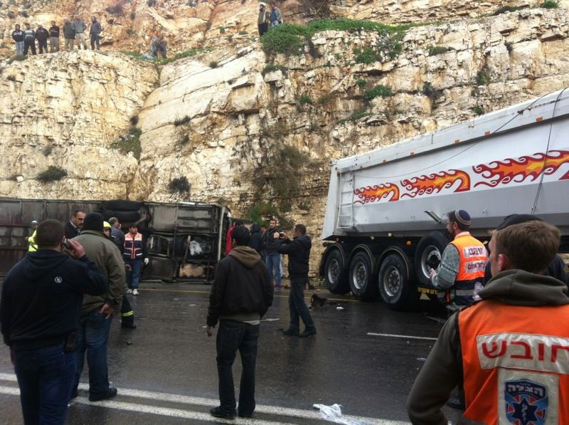 7 ילדים פלסטינים נהרגו בהתהפכות אוטובוס