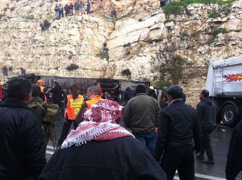 7 ילדים פלסטינים נהרגו בהתהפכות אוטובוס