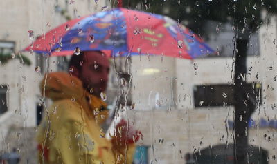 ניר ברקת בוחן את עבודת המפלסות