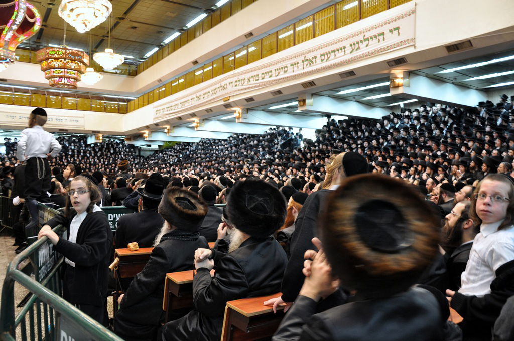 תיעוד מרגש: האדמו"ר מויז'ניץ חוגג עם החסידים