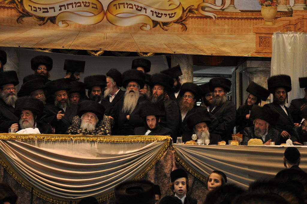 תיעוד מרגש: האדמו"ר מויז'ניץ חוגג עם החסידים