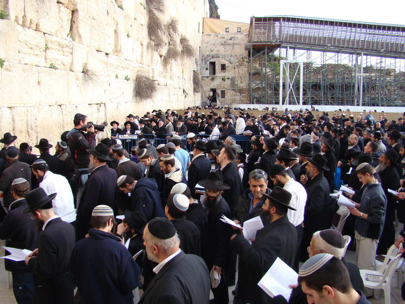 הפתעה בכותל: הרב יעקב חי יוסף הגיע לעצרת