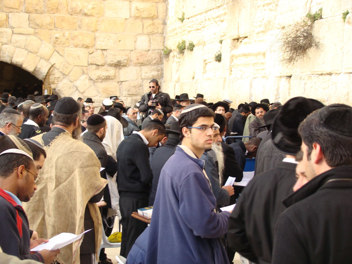 הפתעה בכותל: הרב יעקב חי יוסף הגיע לעצרת