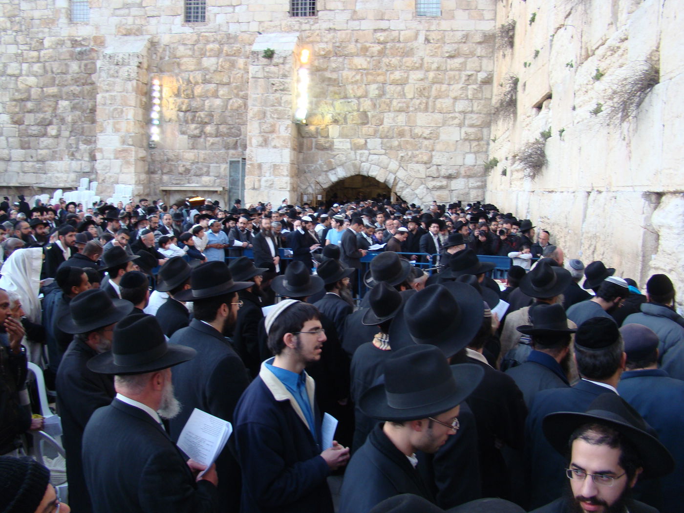 הפתעה בכותל: הרב יעקב חי יוסף הגיע לעצרת