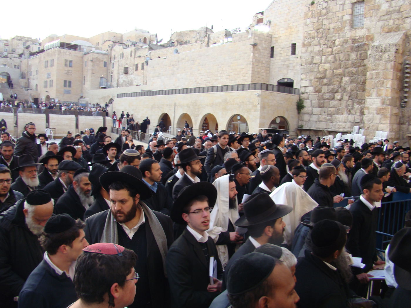 הפתעה בכותל: הרב יעקב חי יוסף הגיע לעצרת