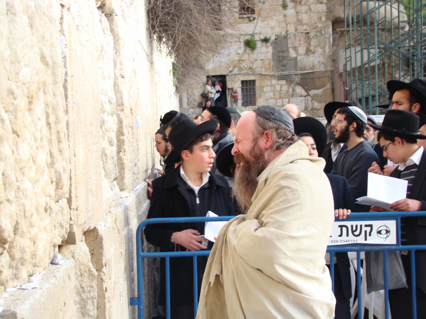 הפתעה בכותל: הרב יעקב חי יוסף הגיע לעצרת