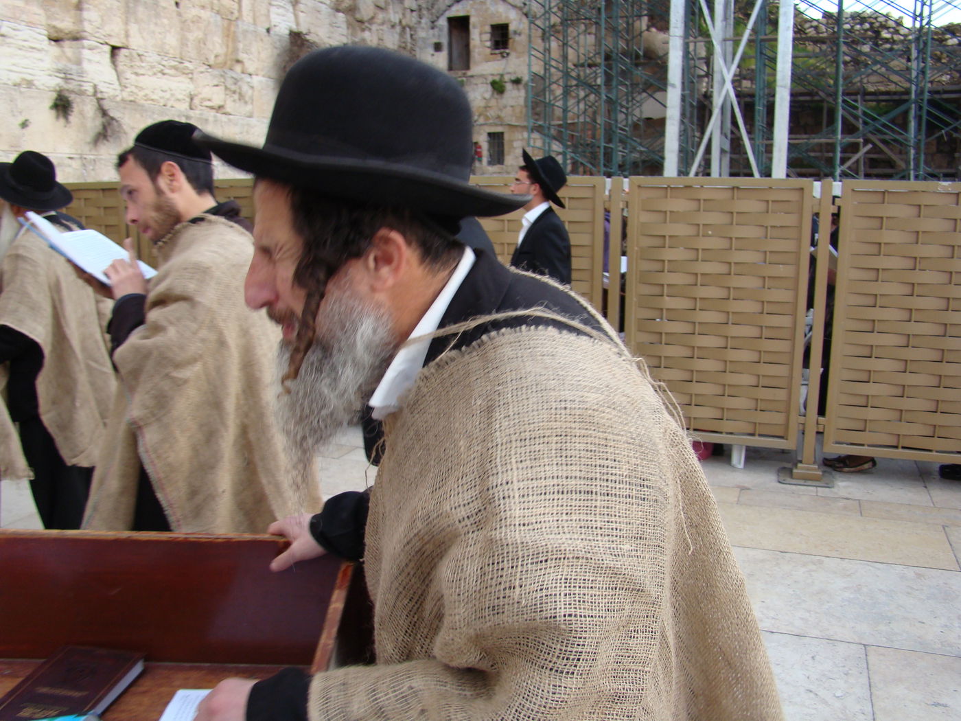 הפתעה בכותל: הרב יעקב חי יוסף הגיע לעצרת