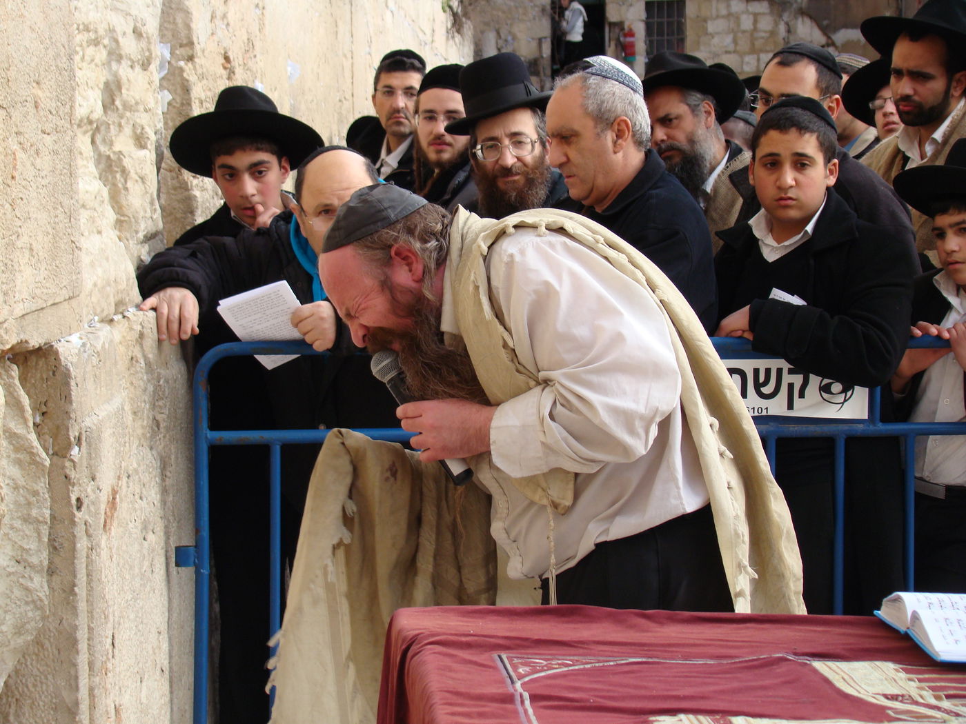 הפתעה בכותל: הרב יעקב חי יוסף הגיע לעצרת