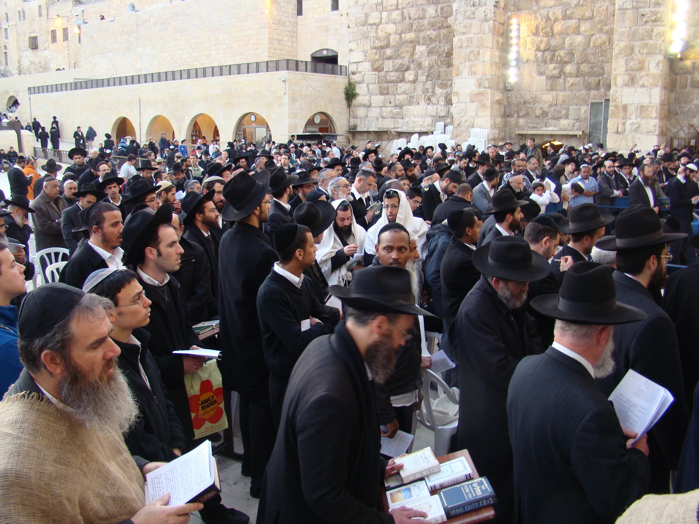 הפתעה בכותל: הרב יעקב חי יוסף הגיע לעצרת