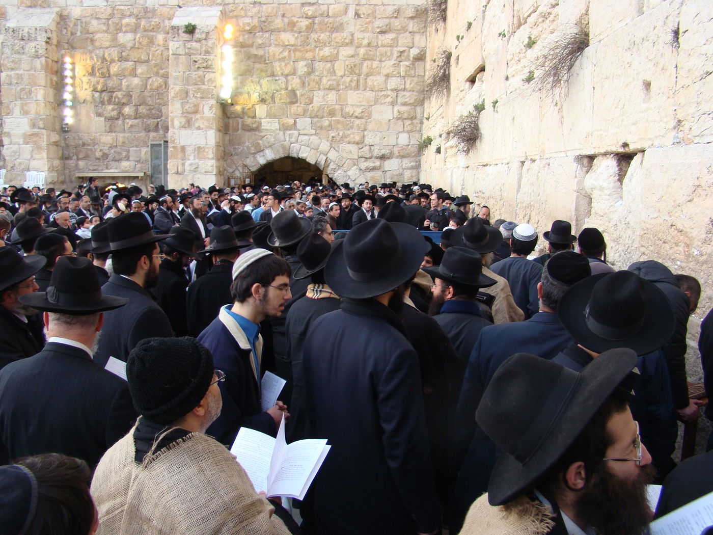 הפתעה בכותל: הרב יעקב חי יוסף הגיע לעצרת