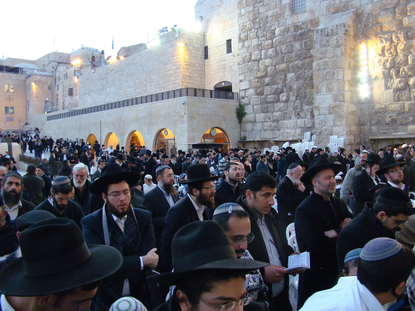 הפתעה בכותל: הרב יעקב חי יוסף הגיע לעצרת