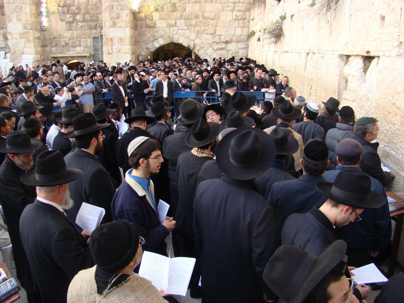 הפתעה בכותל: הרב יעקב חי יוסף הגיע לעצרת