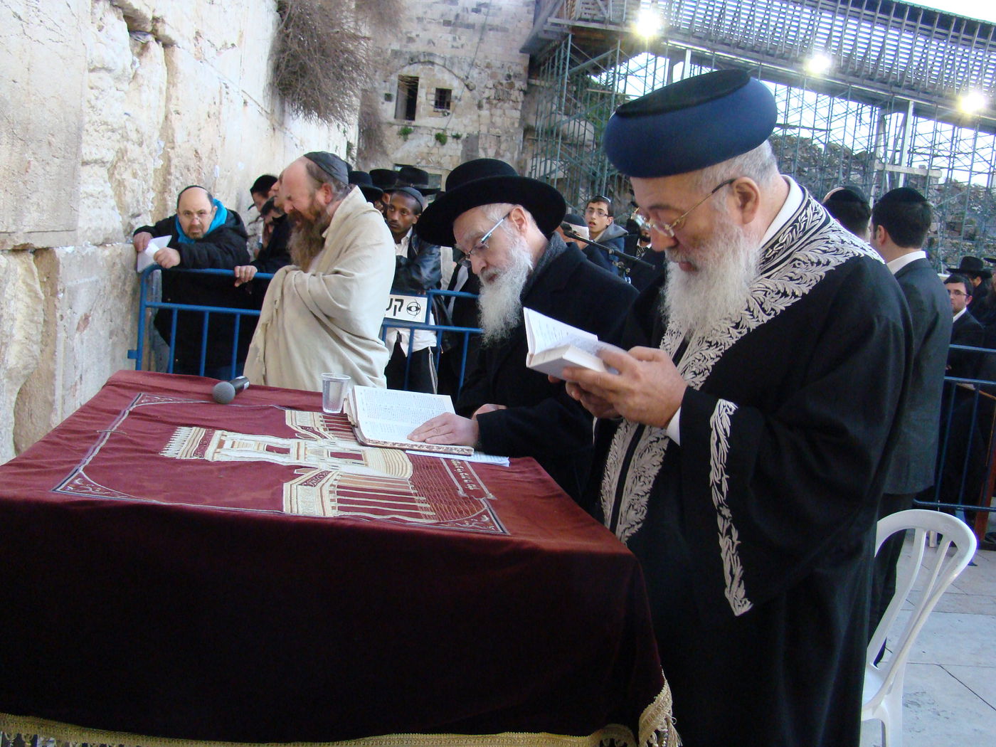 הפתעה בכותל: הרב יעקב חי יוסף הגיע לעצרת