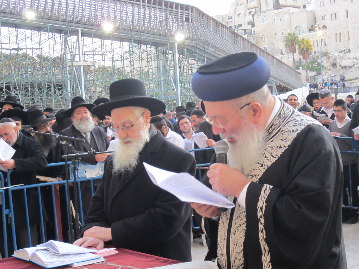 הפתעה בכותל: הרב יעקב חי יוסף הגיע לעצרת
