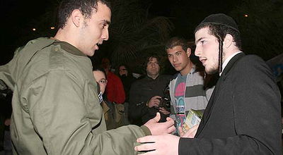 הערב: חילונים הפגינו בעד ונגד גיוס חרדים