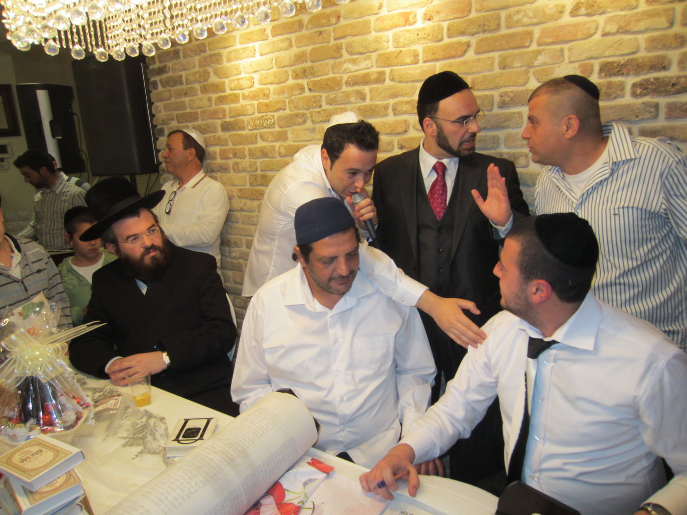 ליאור נרקיס תרם ספר-תורה לכבודו של רבי נחמן מברסלב