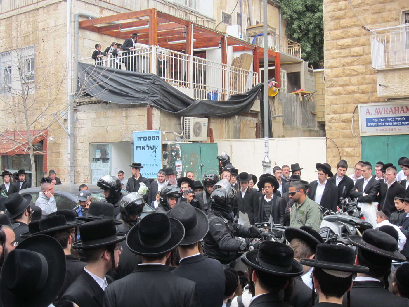 ערב שבת בגאולה: פרשים ושוטרים