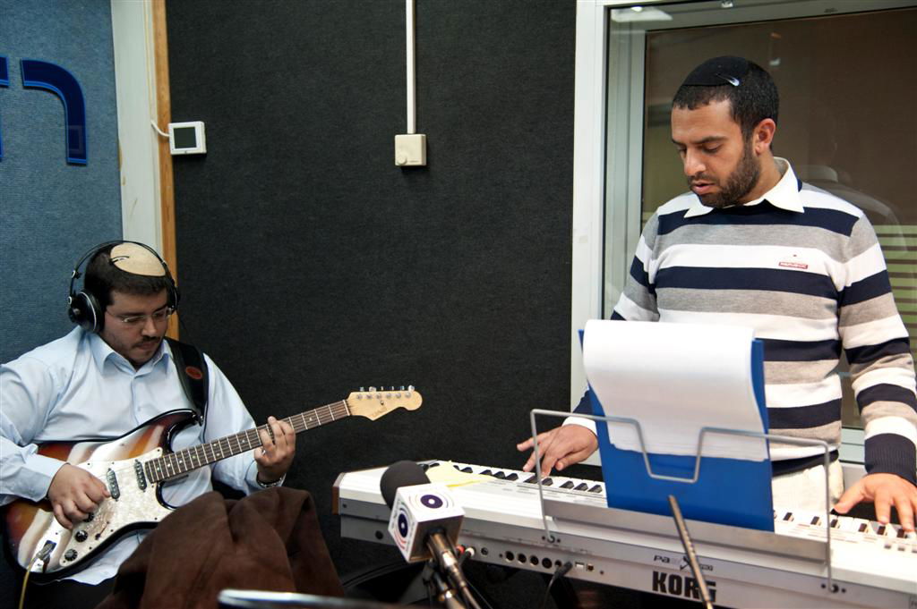 צפו בוידאו: היה שמח ברדיו קול חי