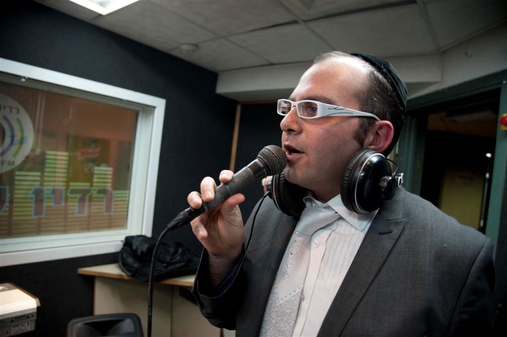 צפו בוידאו: היה שמח ברדיו קול חי