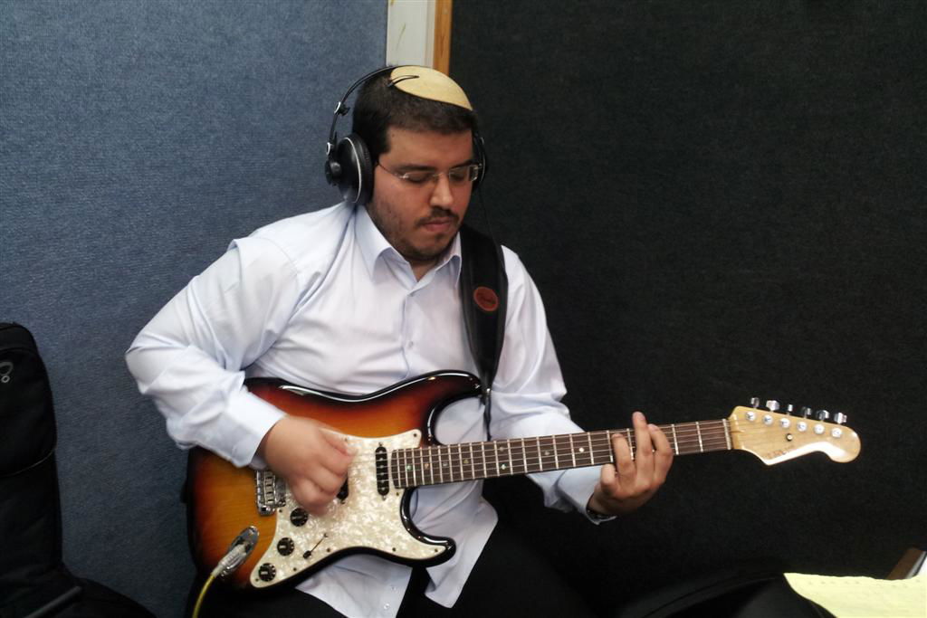 צפו בוידאו: היה שמח ברדיו קול חי