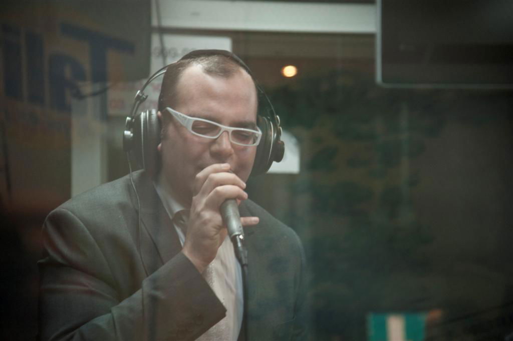 צפו בוידאו: היה שמח ברדיו קול חי