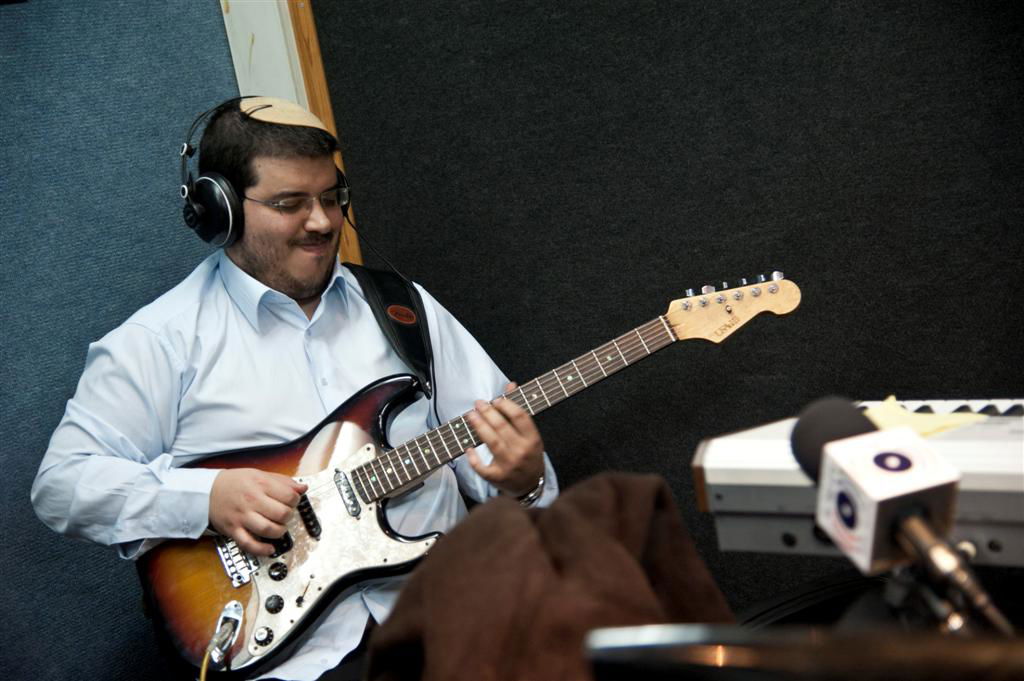 צפו בוידאו: היה שמח ברדיו קול חי