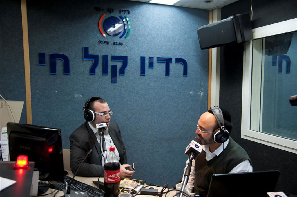 צפו בוידאו: היה שמח ברדיו קול חי