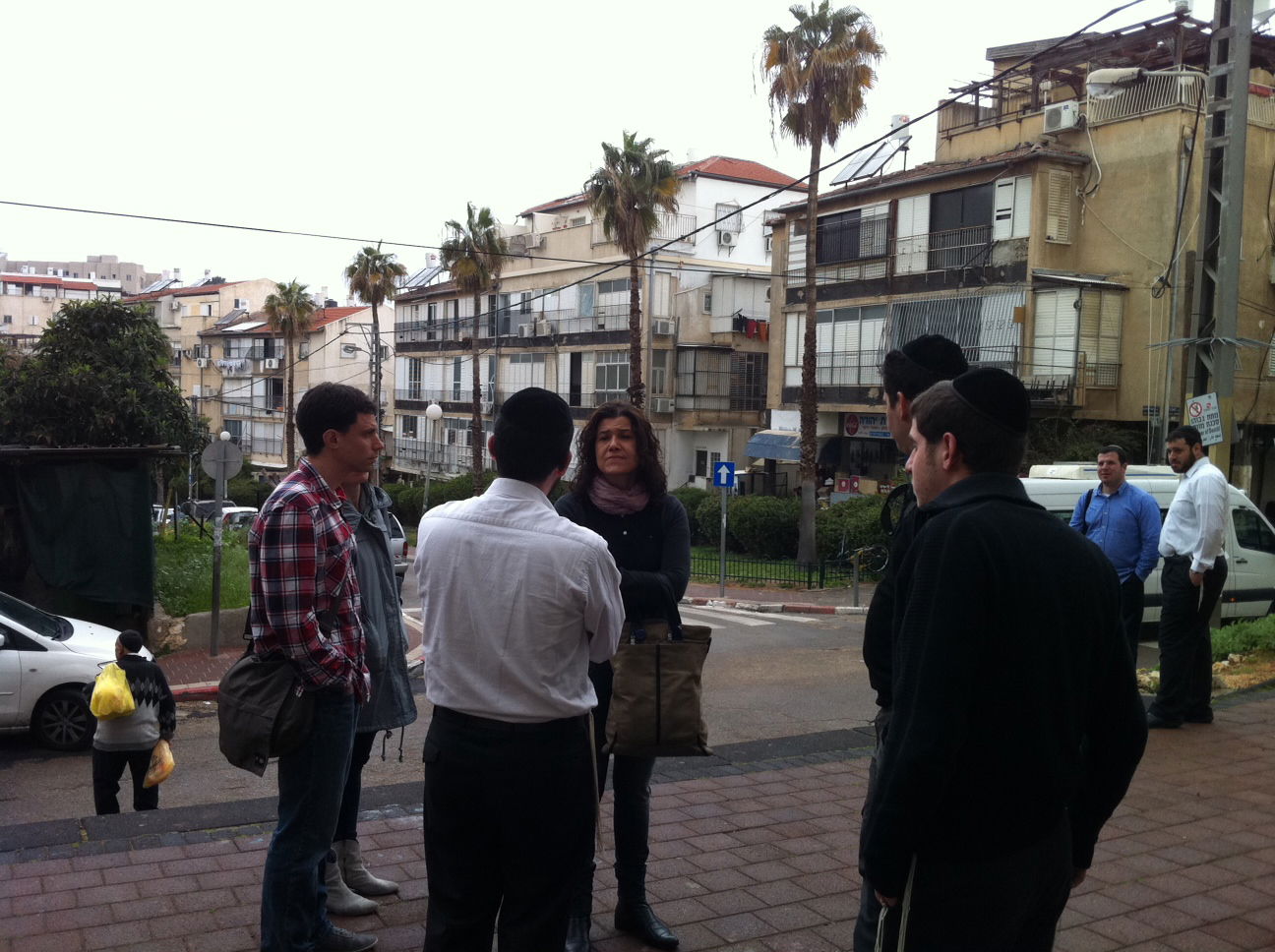 מה חיפשו בכירי אתר ynet בבני-ברק?