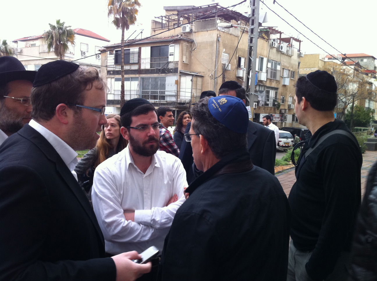 מה חיפשו בכירי אתר ynet בבני-ברק?