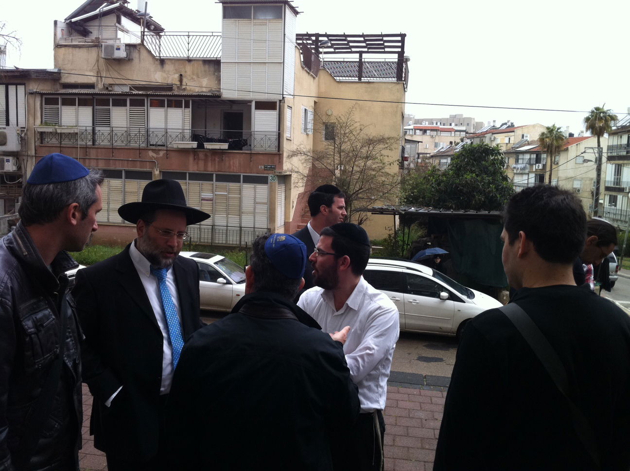 מה חיפשו בכירי אתר ynet בבני-ברק?