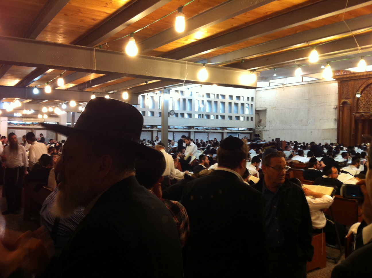 מה חיפשו בכירי אתר ynet בבני-ברק?