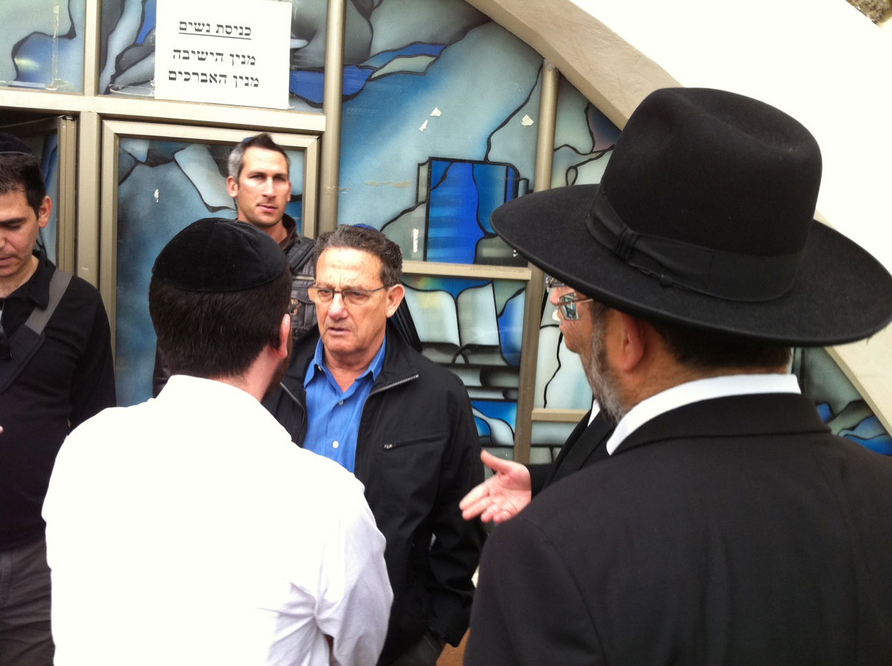 מה חיפשו בכירי אתר ynet בבני-ברק?