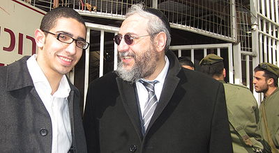 הרב אמסלם עם בנו, היום