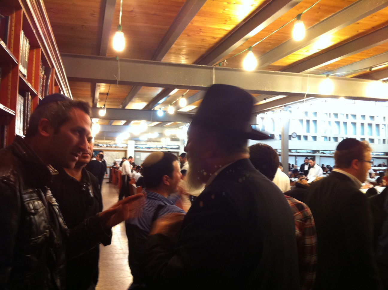 מה חיפשו בכירי אתר ynet בבני-ברק?