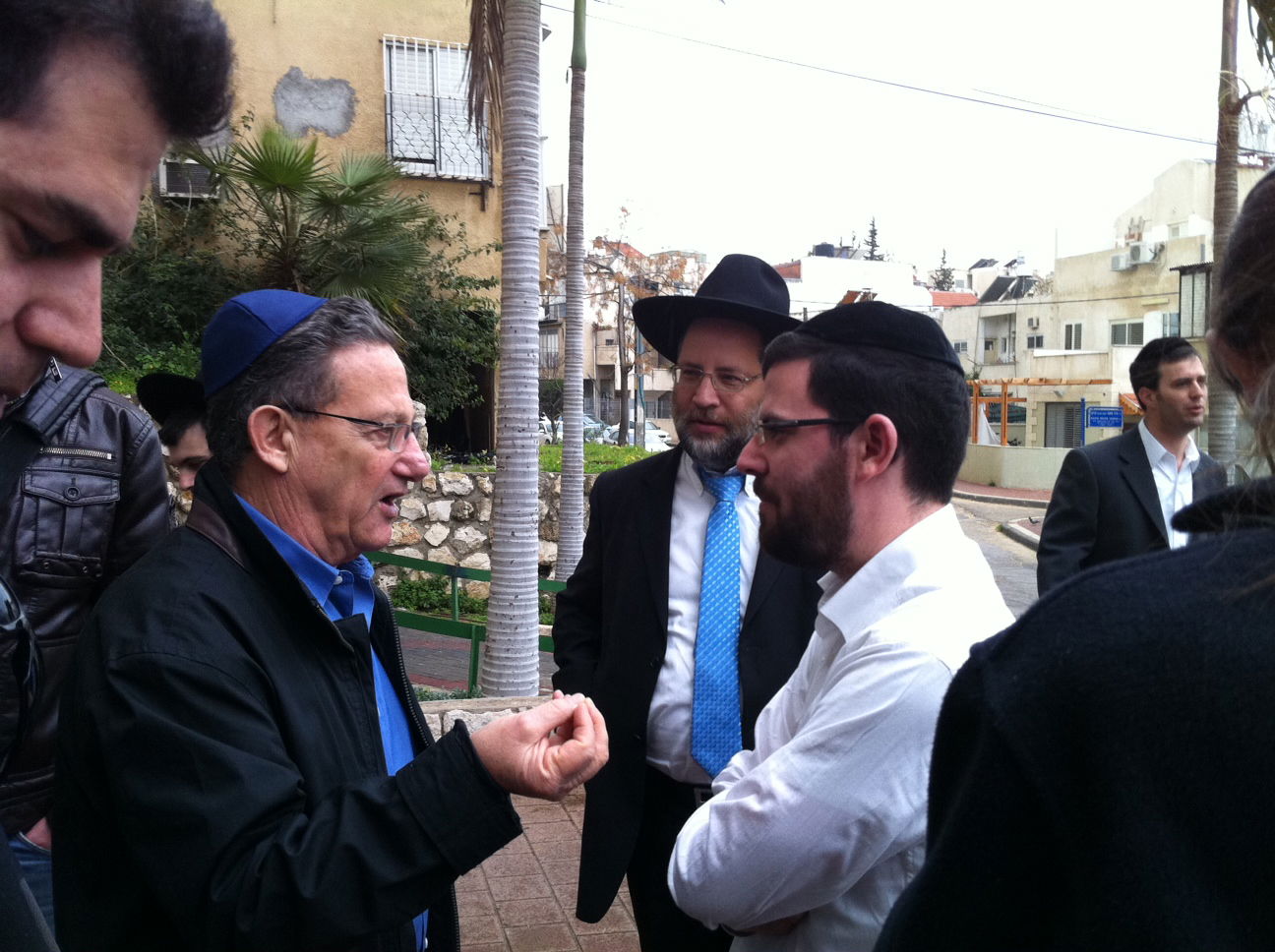 מה חיפשו בכירי אתר ynet בבני-ברק?