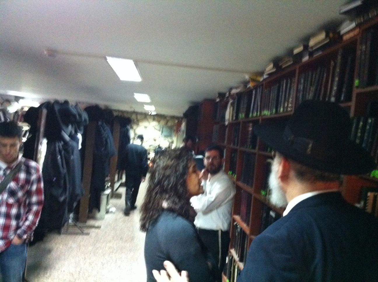 מה חיפשו בכירי אתר ynet בבני-ברק?