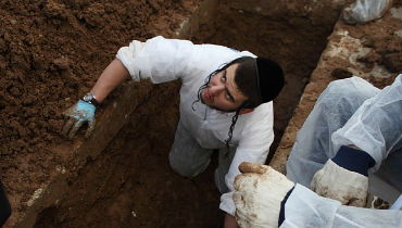 חי בתוך הקבר