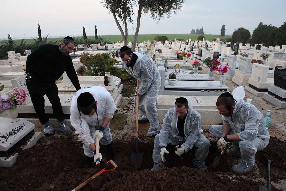 חי בתוך הקבר