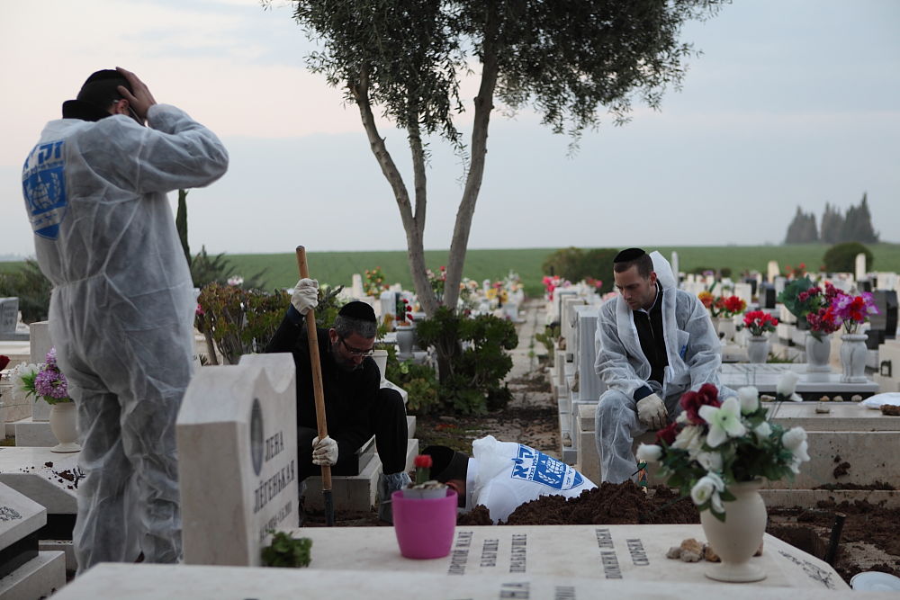 חי בתוך הקבר