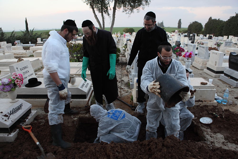 חי בתוך הקבר