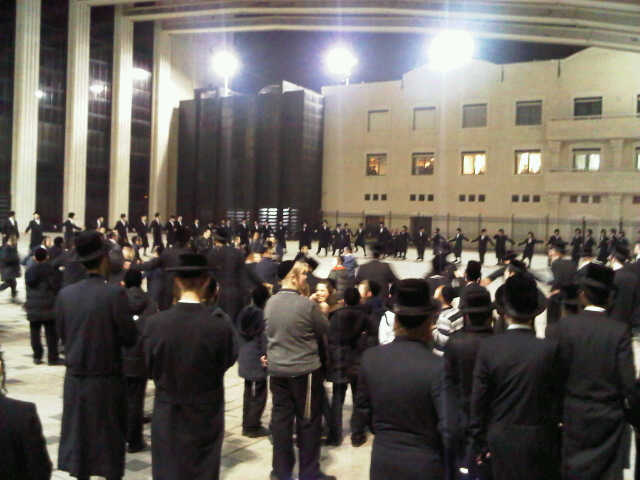 שמחה בבעלזא: נכד האדמו"ר סגר ווארט