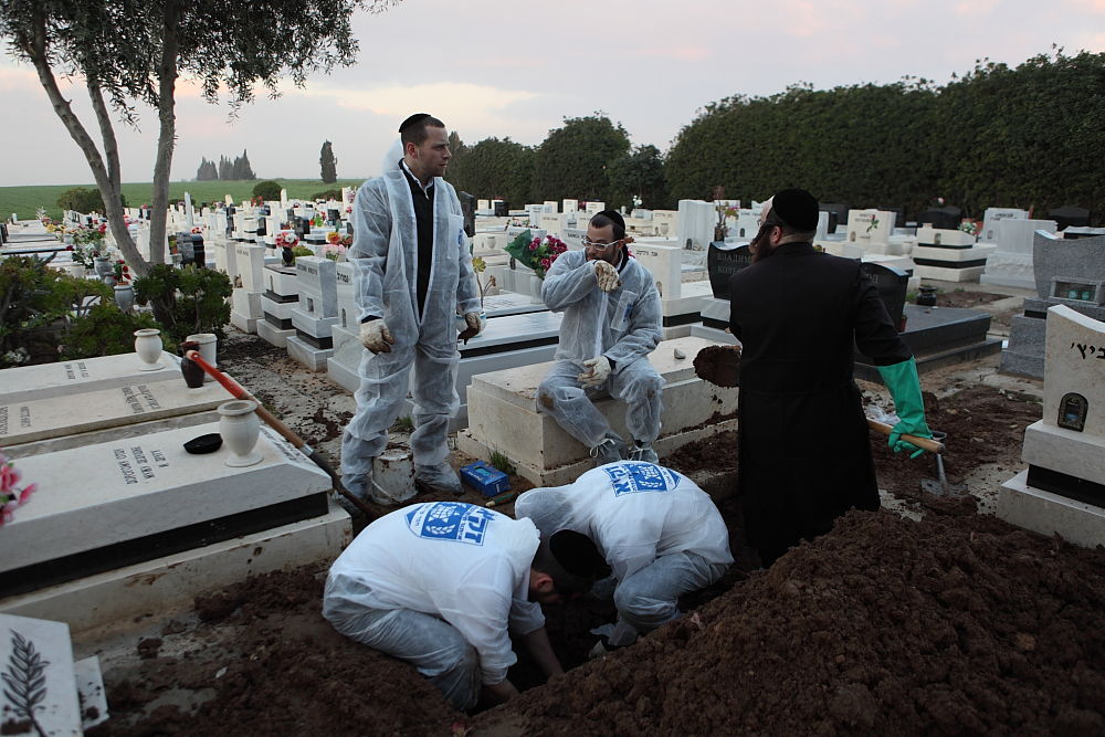 חי בתוך הקבר