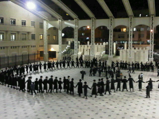 שמחה בבעלזא: נכד האדמו"ר סגר ווארט